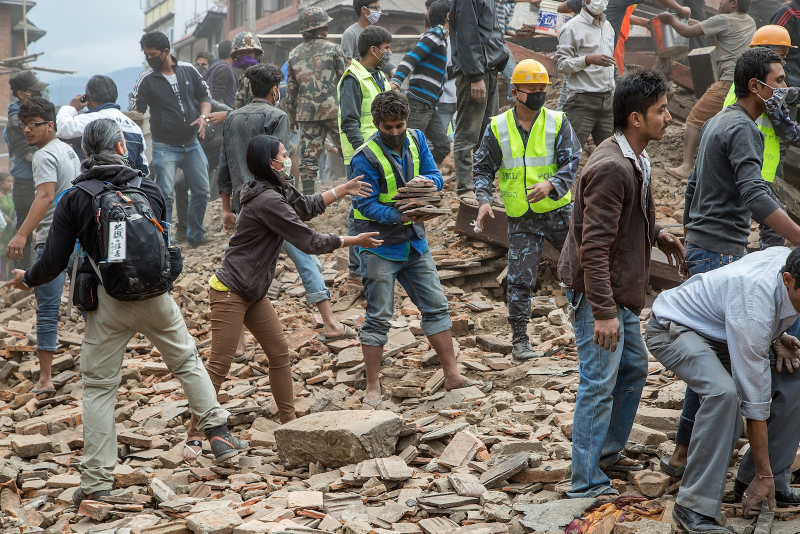 Illustration for article titled Photos from the devastating 7.8 magnitude earthquake in Nepal
